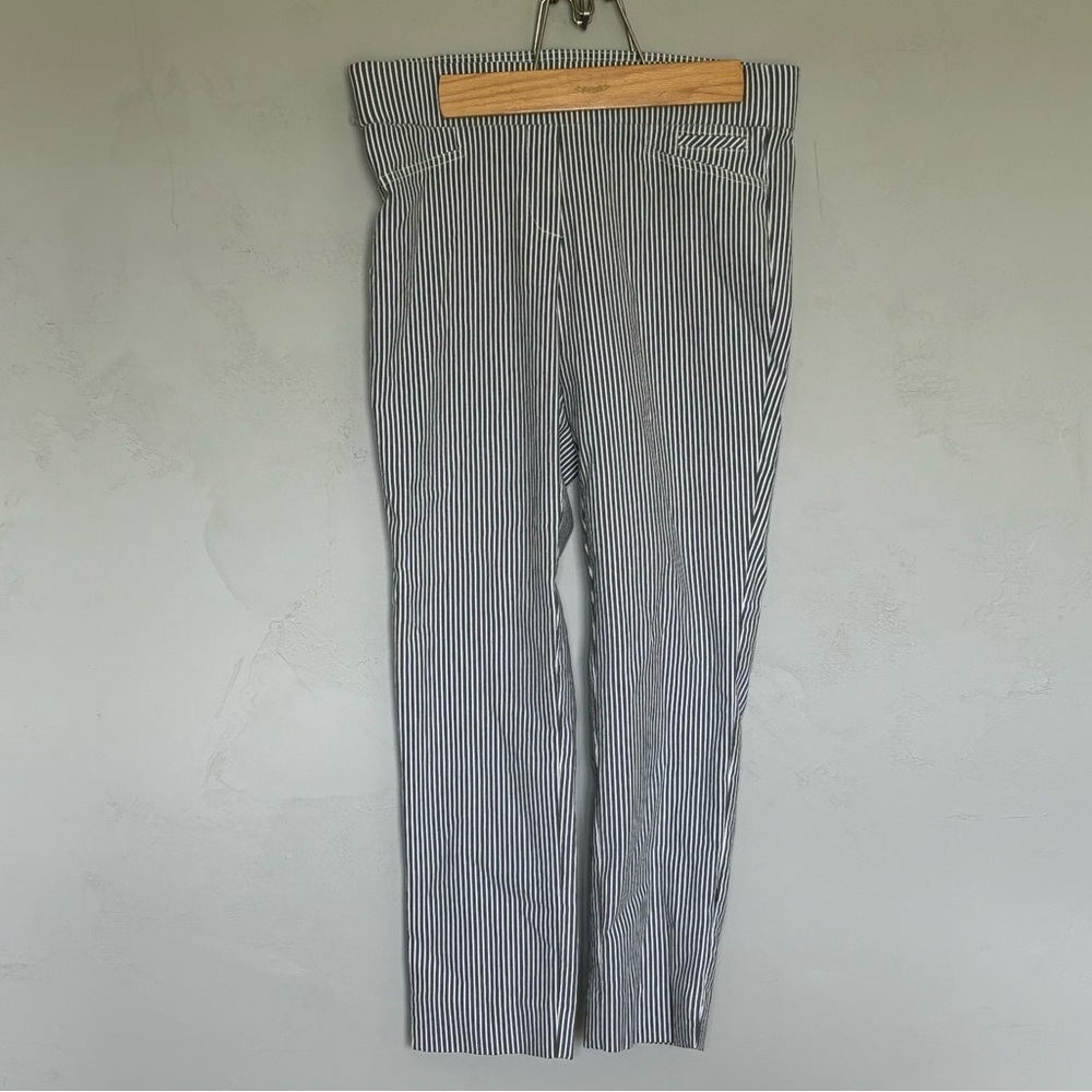 Anne Klein Cropped Capri Pull On Pants Gray White Striped Stretch